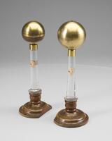 FK 0478 1-2
<br/>
Twee bolvormige geleiders van ongelijke diameter op geïsoleerde glazen voet
<br/>
<em></em>